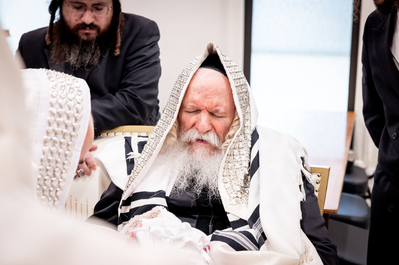 האדמו"ר מבאבוב ביום היא"צ של אמו הרבנית ע"ה