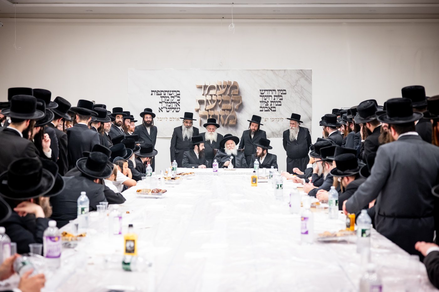 האדמו"ר מבאבוב ביום היא"צ של אמו הרבנית ע"ה