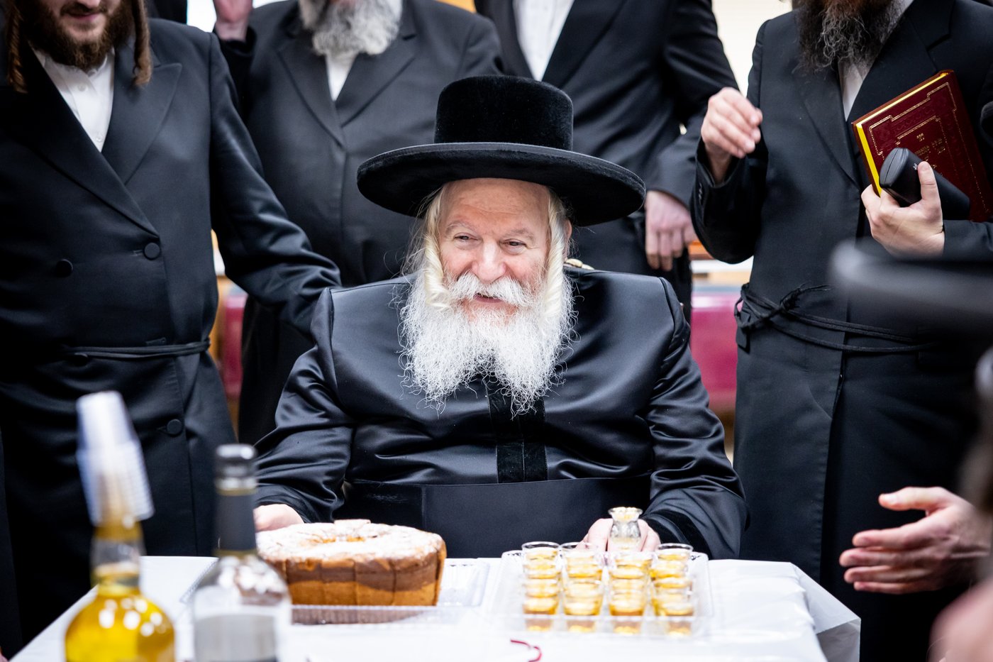 האדמו"ר מבאבוב ביום היא"צ של אמו הרבנית ע"ה