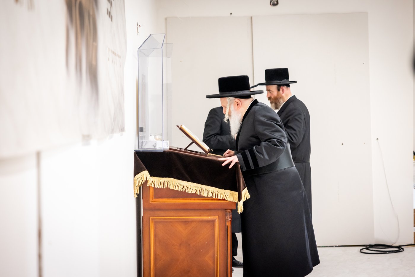 האדמו"ר מבאבוב ביום היא"צ של אמו הרבנית ע"ה