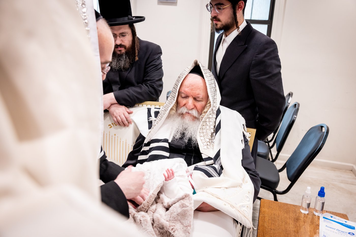 האדמו"ר מבאבוב ביום היא"צ של אמו הרבנית ע"ה