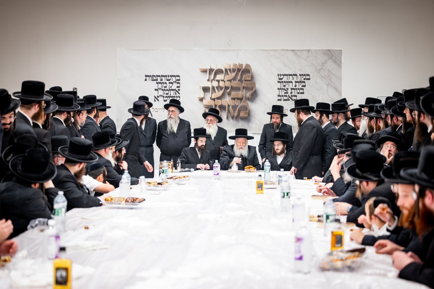 האדמו"ר מבאבוב ביום היא"צ של אמו הרבנית ע"ה