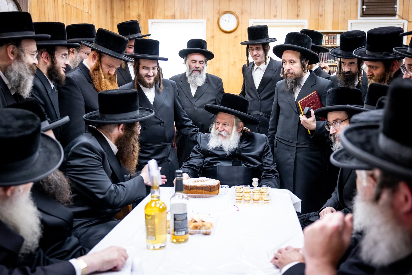 האדמו"ר מבאבוב ביום היא"צ של אמו הרבנית ע"ה