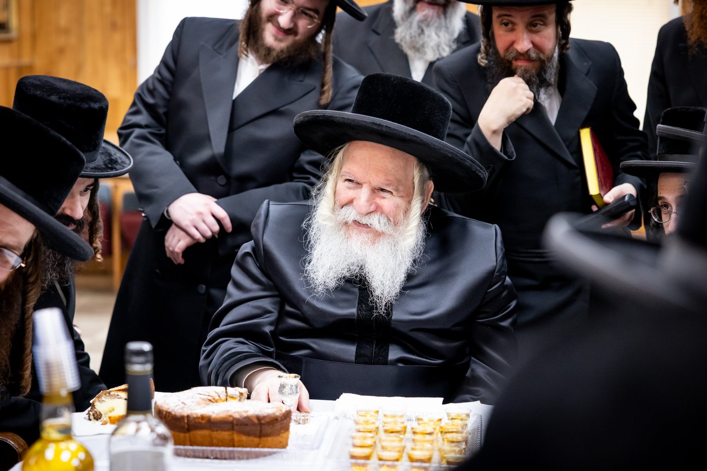 האדמו"ר מבאבוב ביום היא"צ של אמו הרבנית ע"ה