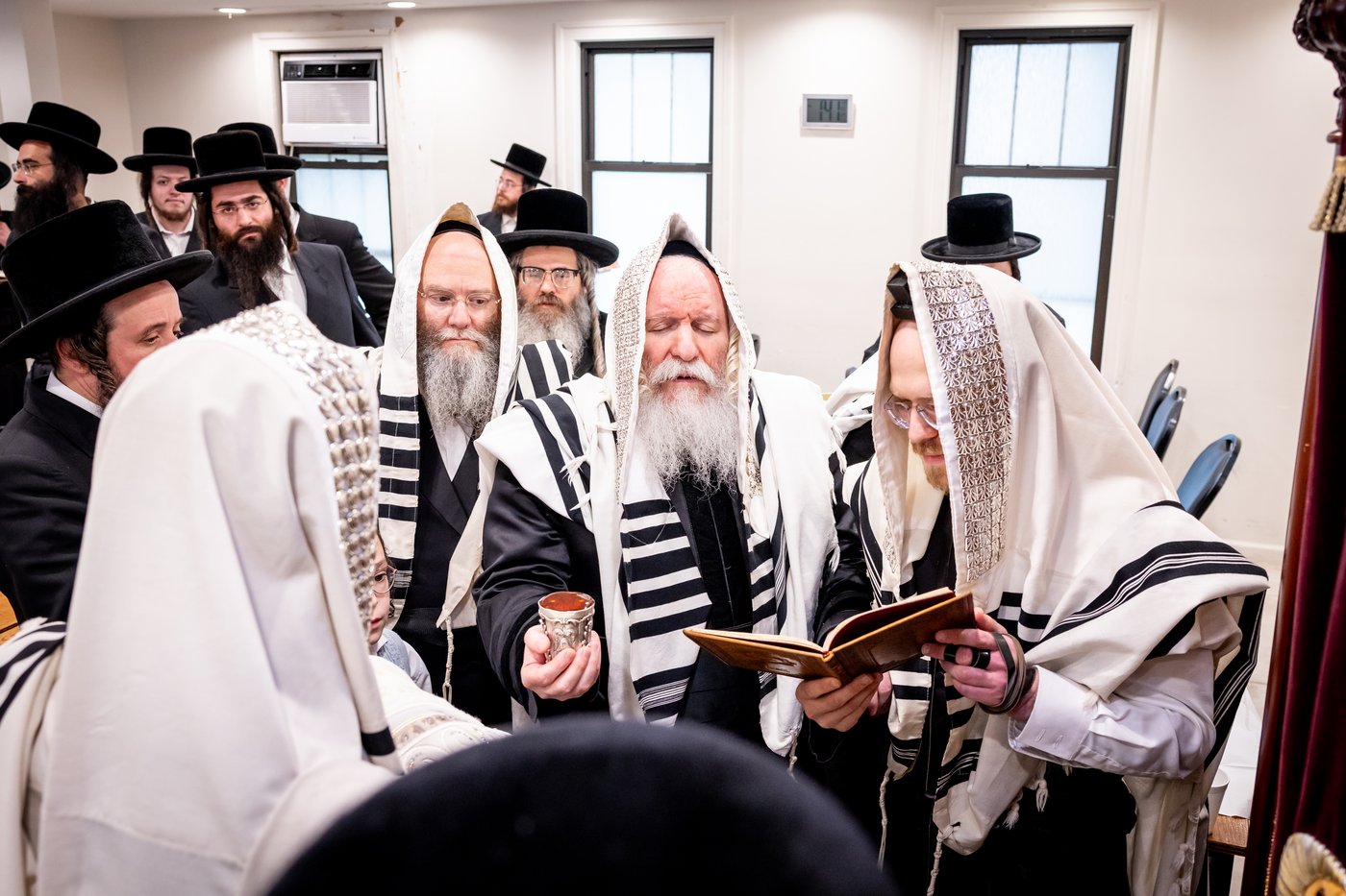 האדמו"ר מבאבוב ביום היא"צ של אמו הרבנית ע"ה