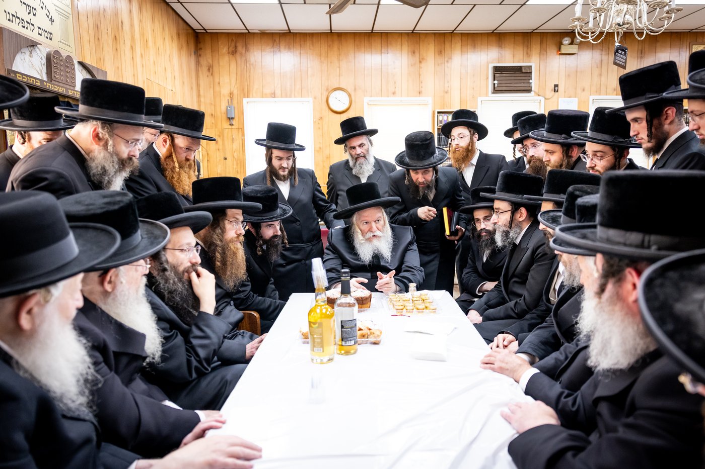 האדמו"ר מבאבוב ביום היא"צ של אמו הרבנית ע"ה