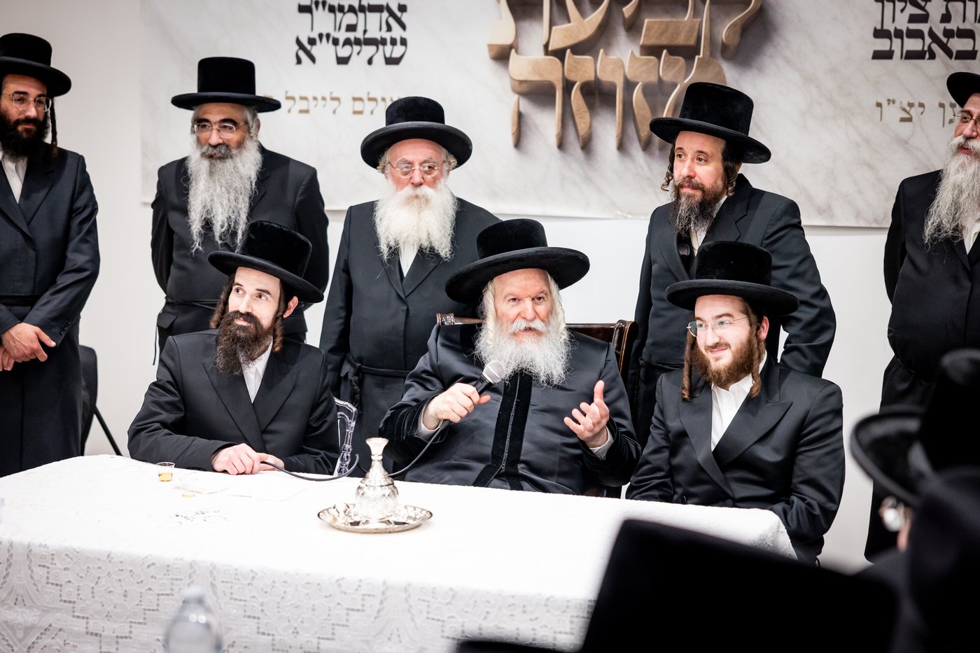 האדמו"ר מבאבוב ביום היא"צ של אמו הרבנית ע"ה
