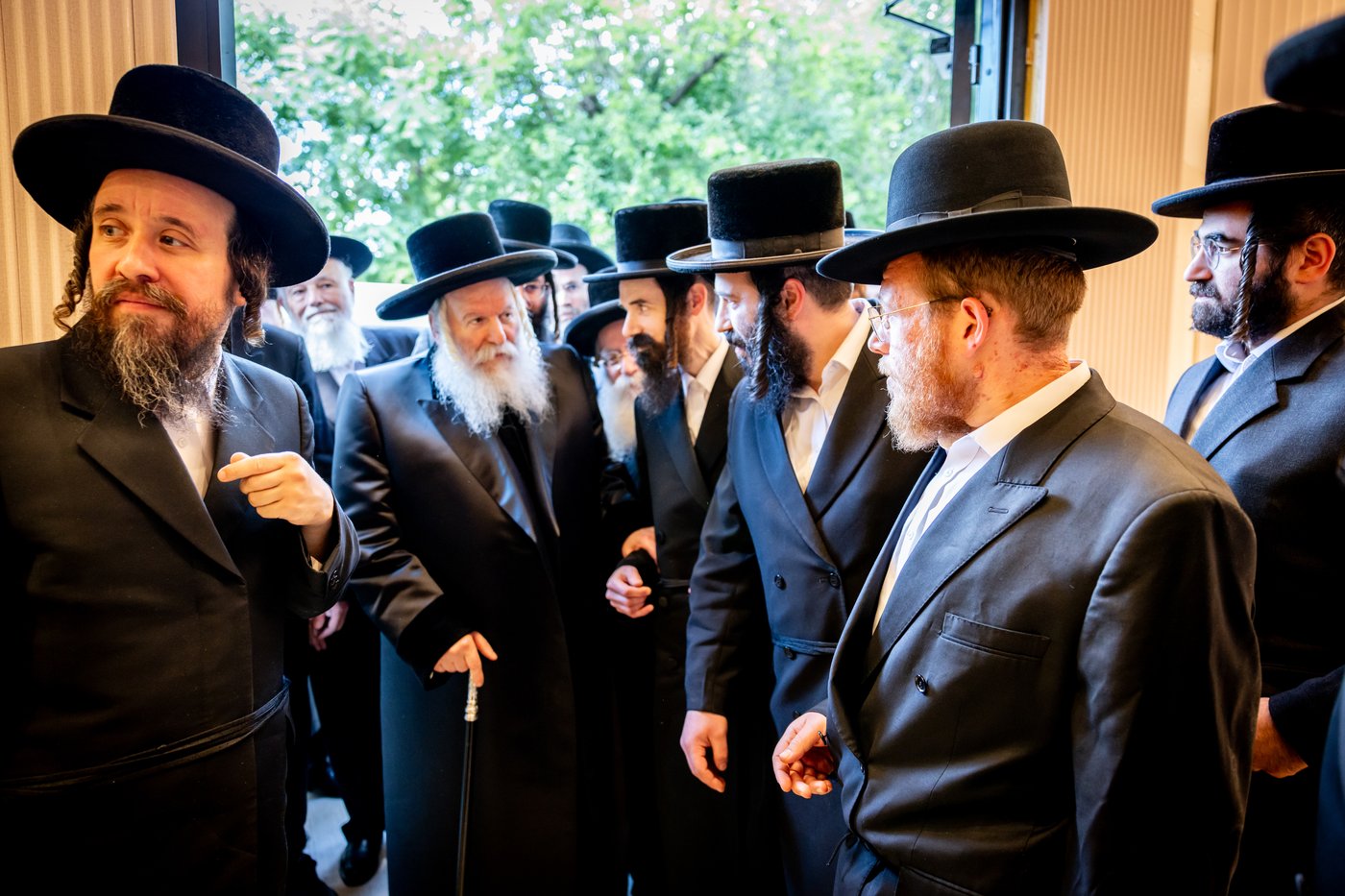 האדמו"ר מבאבוב ביום היא"צ של אמו הרבנית ע"ה