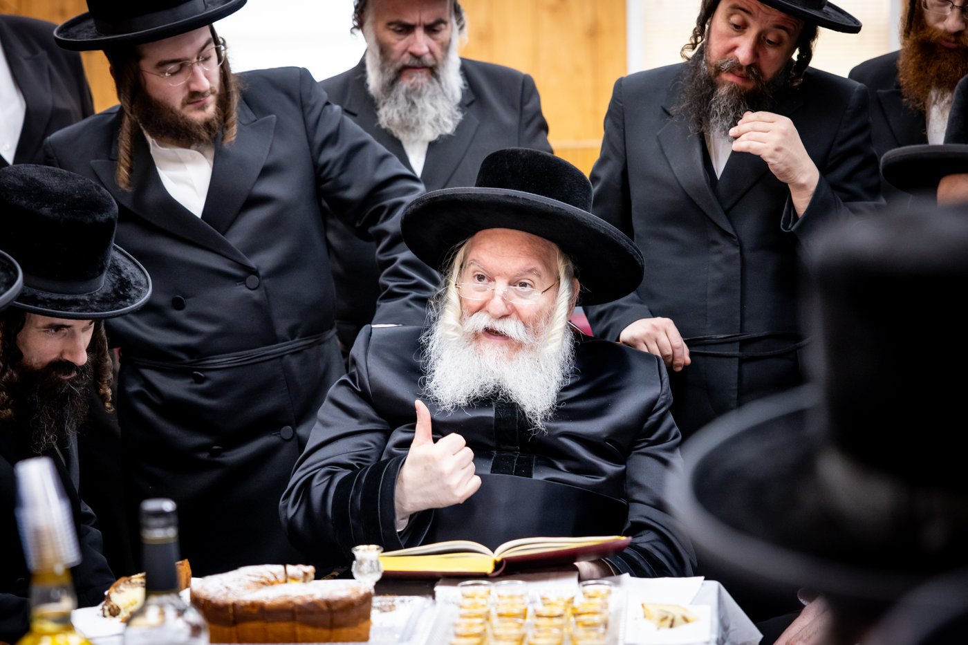 האדמו"ר מבאבוב ביום היא"צ של אמו הרבנית ע"ה