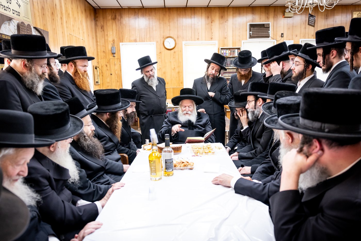 האדמו"ר מבאבוב ביום היא"צ של אמו הרבנית ע"ה