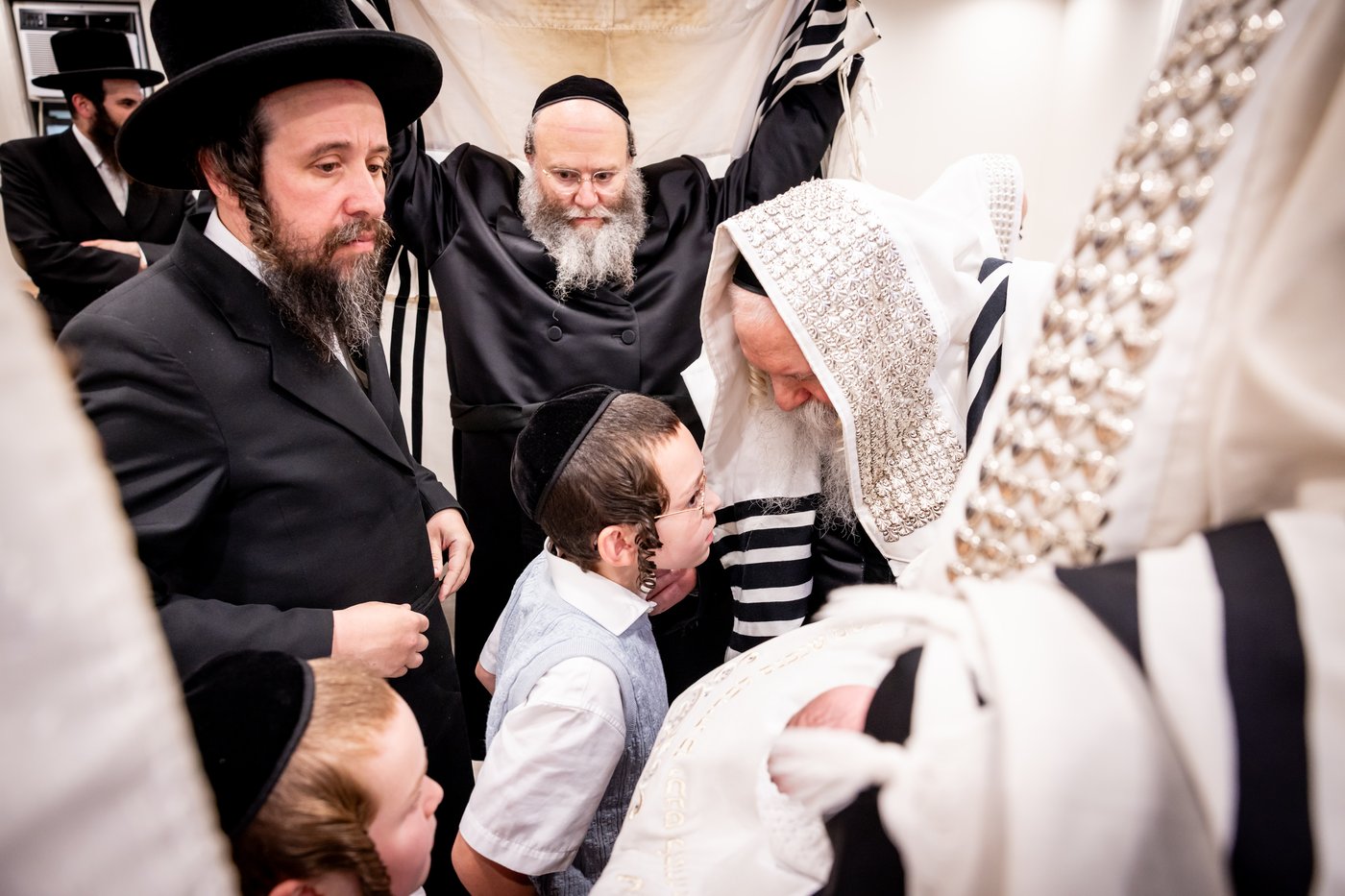 האדמו"ר מבאבוב ביום היא"צ של אמו הרבנית ע"ה