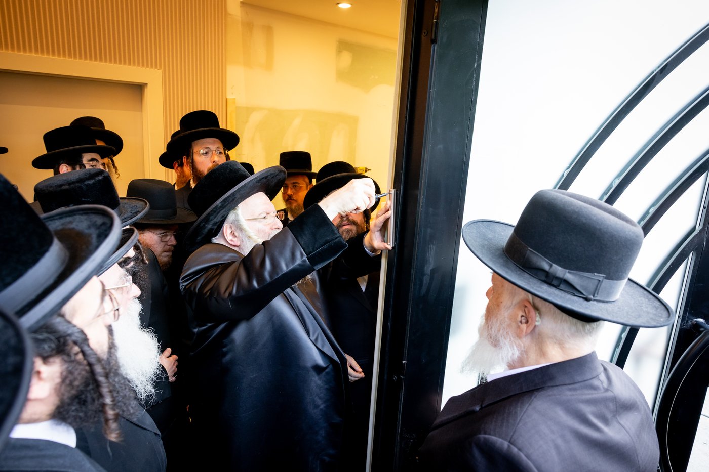 האדמו"ר מבאבוב ביום היא"צ של אמו הרבנית ע"ה
