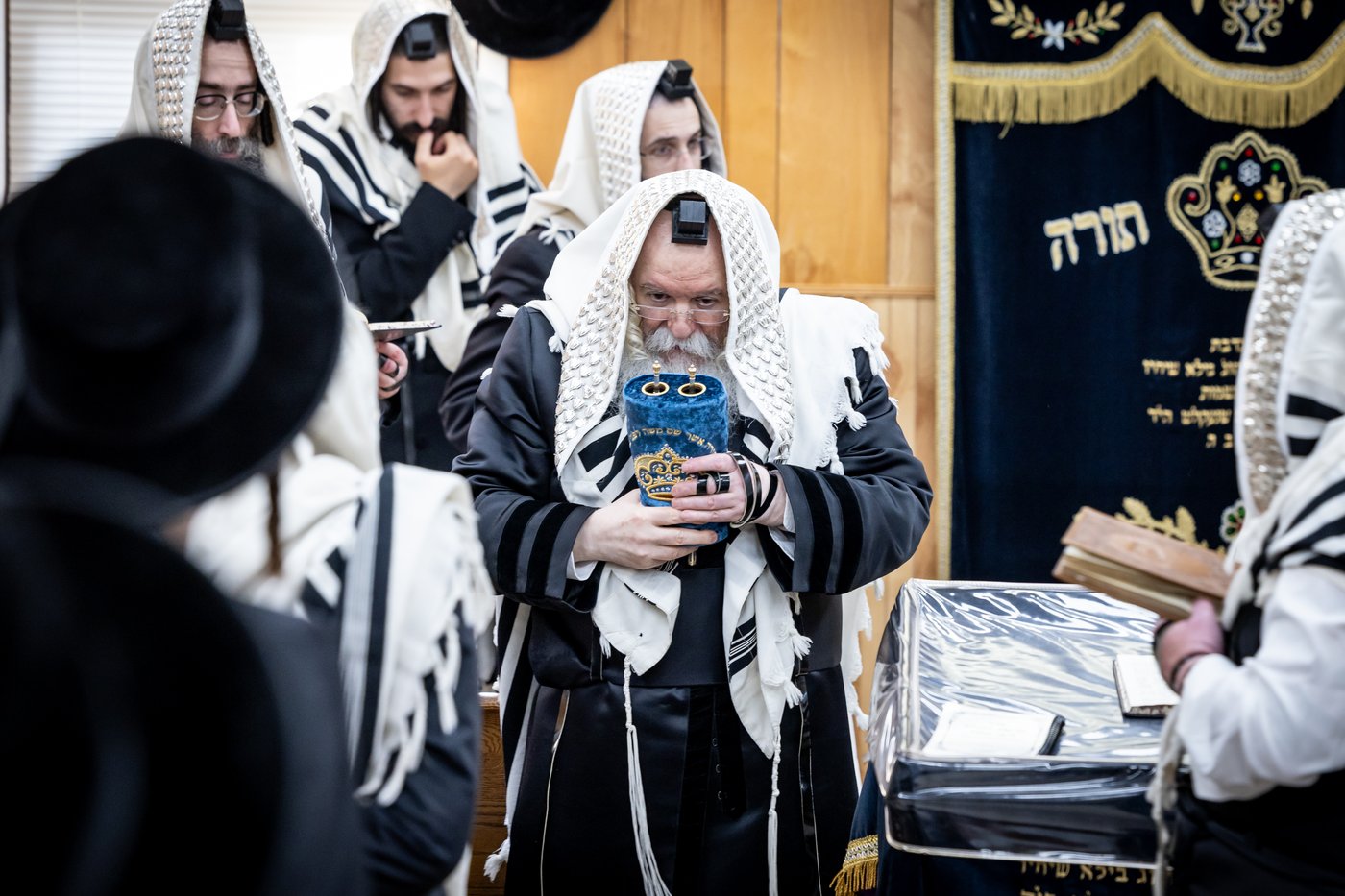 האדמו"ר מבאבוב ביום היא"צ של אמו הרבנית ע"ה