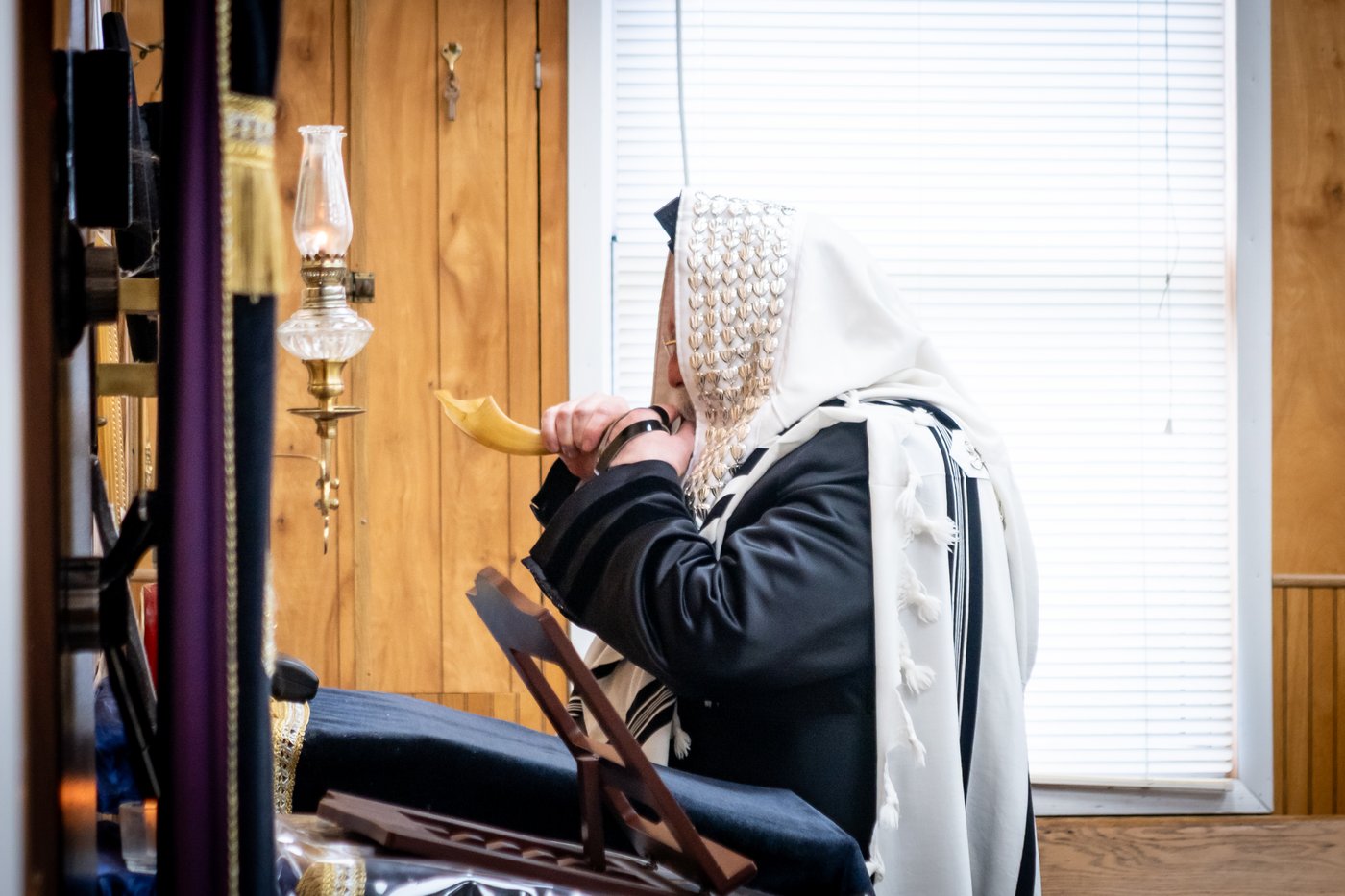 האדמו"ר מבאבוב ביום היא"צ של אמו הרבנית ע"ה
