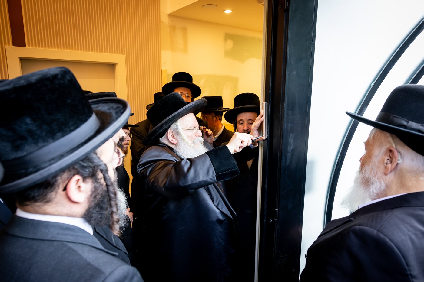 האדמו"ר מבאבוב ביום היא"צ של אמו הרבנית ע"ה