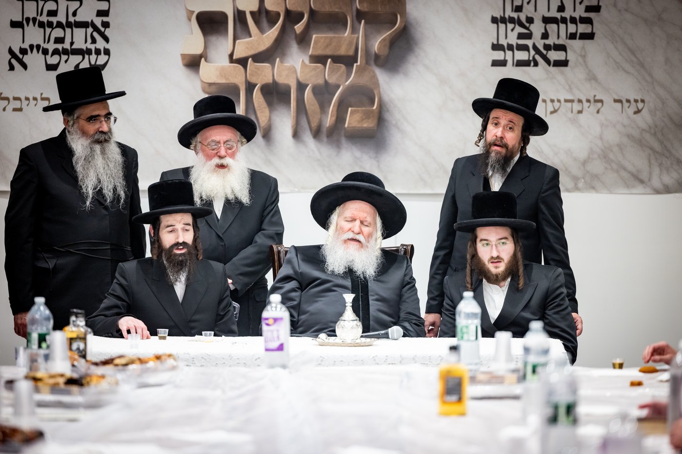 האדמו"ר מבאבוב ביום היא"צ של אמו הרבנית ע"ה