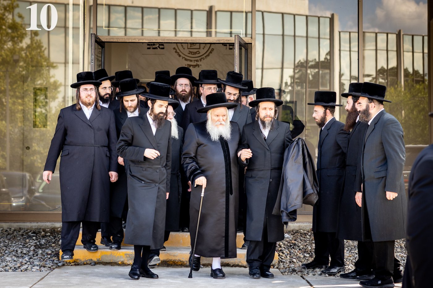 האדמו"ר מבאבוב ביום היא"צ של אמו הרבנית ע"ה
