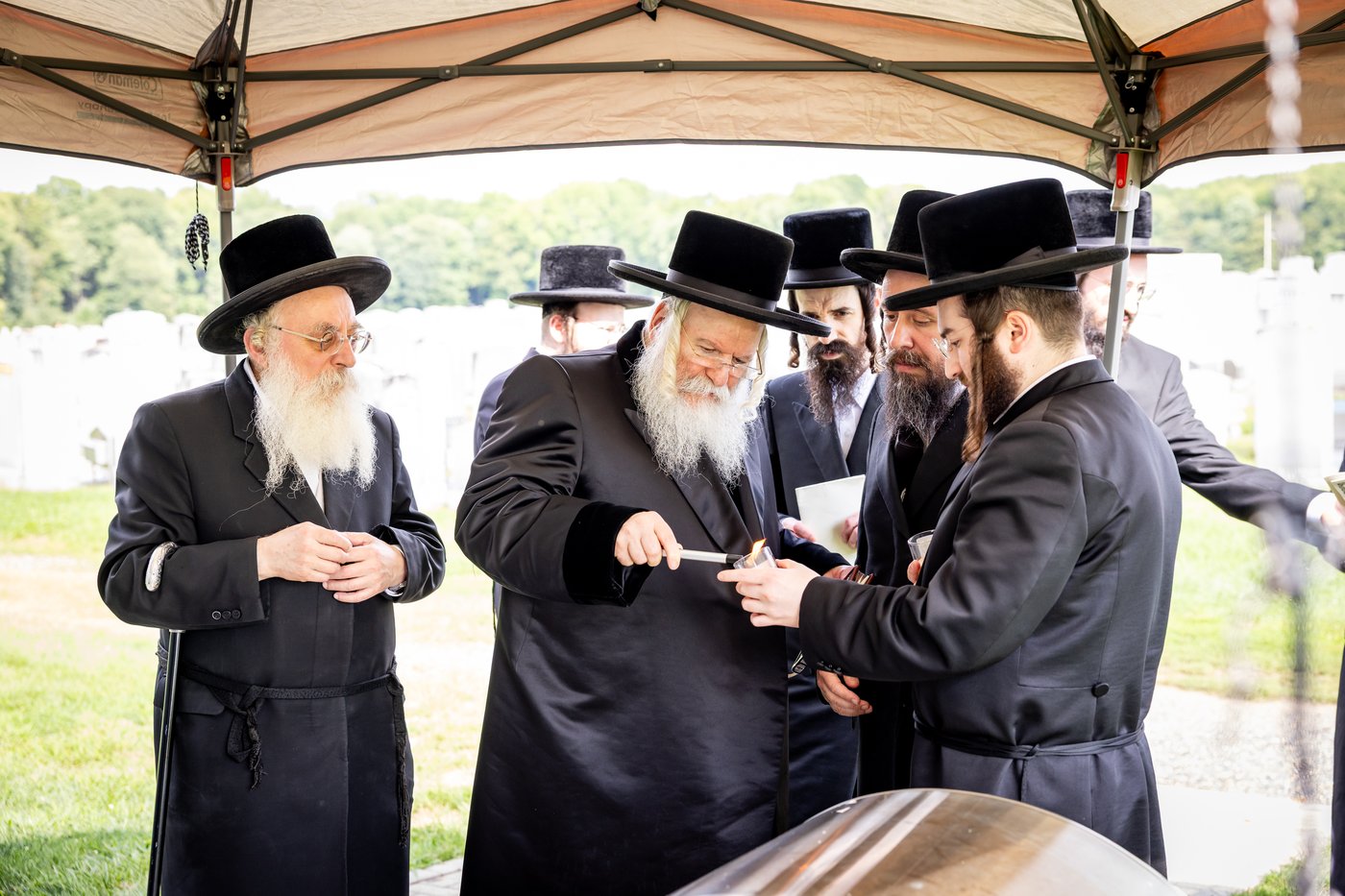האדמו"ר מבאבוב ביום היא"צ של אמו הרבנית ע"ה