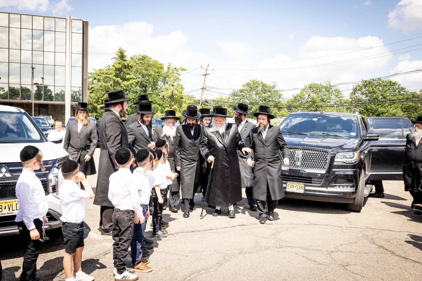 האדמו"ר מבאבוב ביום היא"צ של אמו הרבנית ע"ה