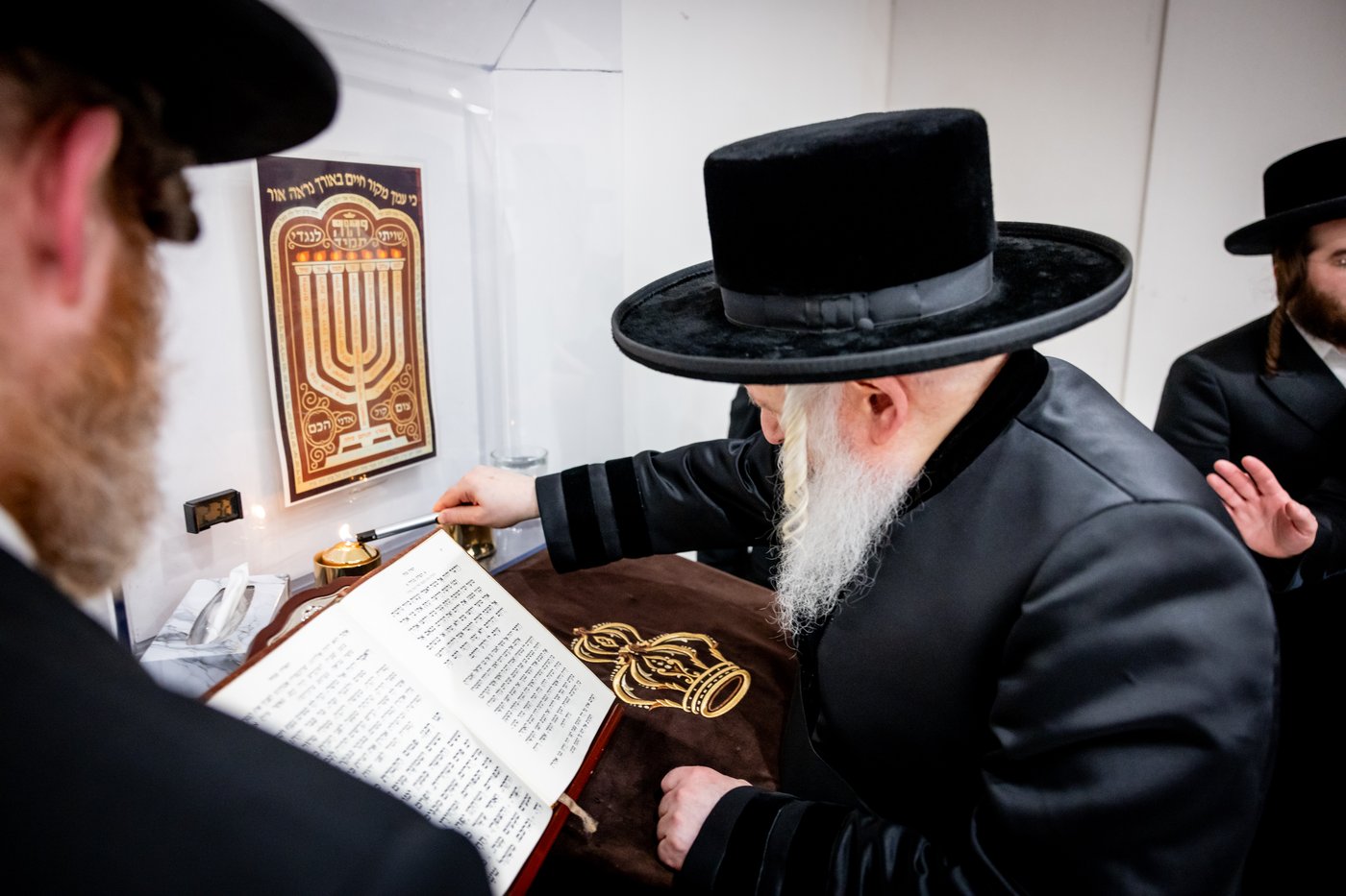 האדמו"ר מבאבוב ביום היא"צ של אמו הרבנית ע"ה