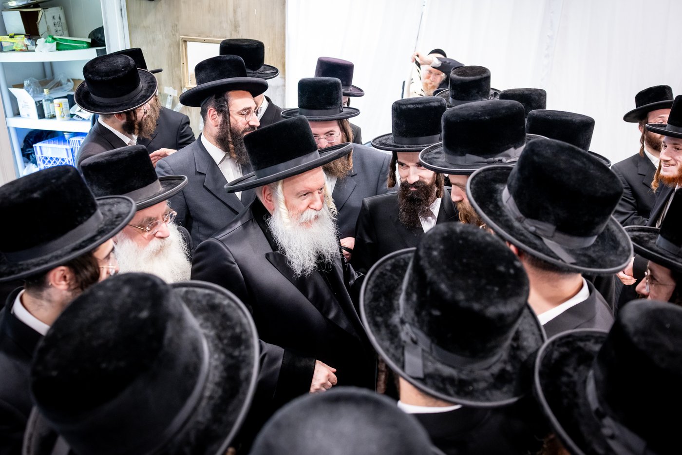 האדמו"ר מבאבוב ביום היא"צ של אמו הרבנית ע"ה