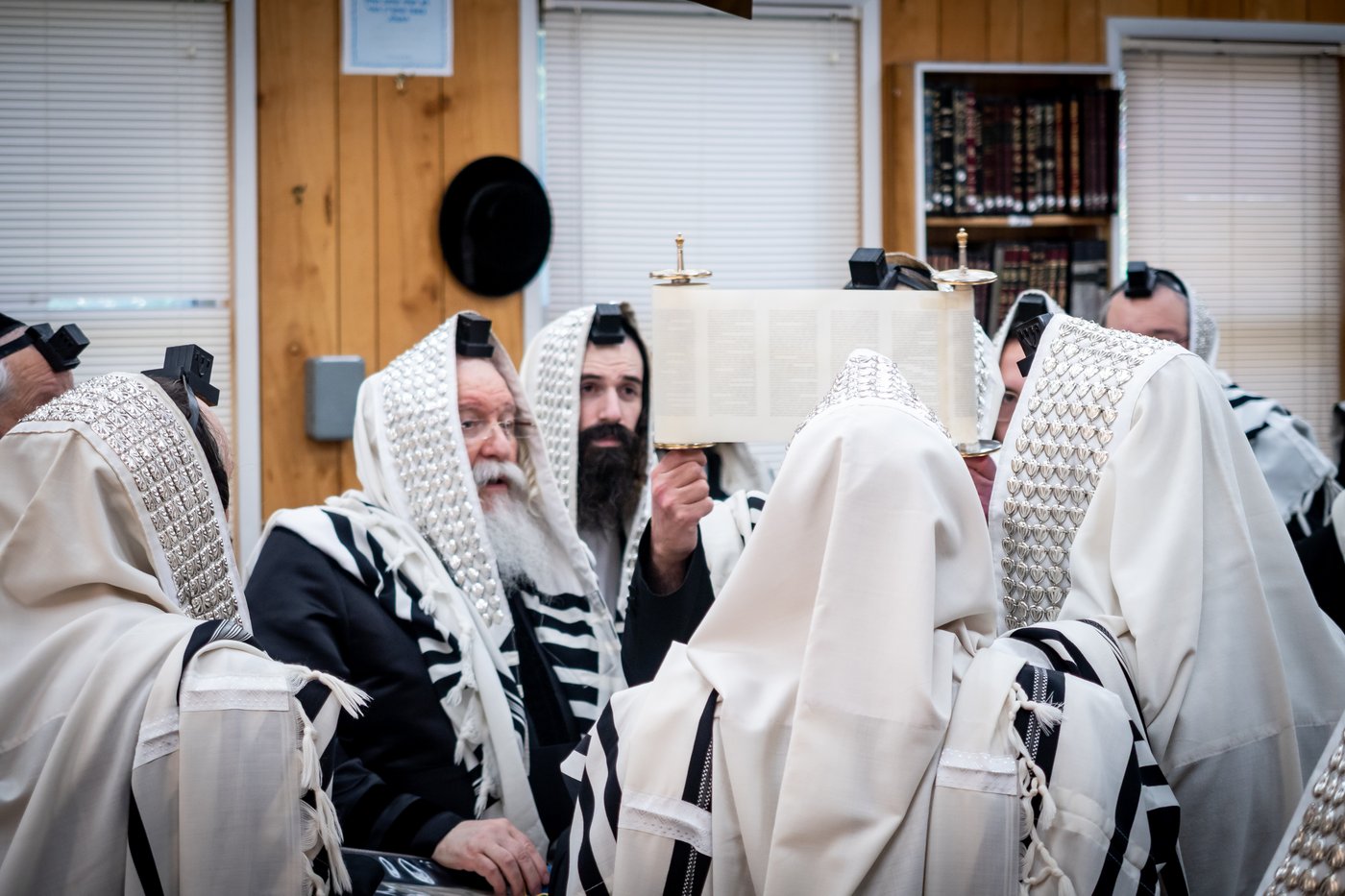 האדמו"ר מבאבוב ביום היא"צ של אמו הרבנית ע"ה