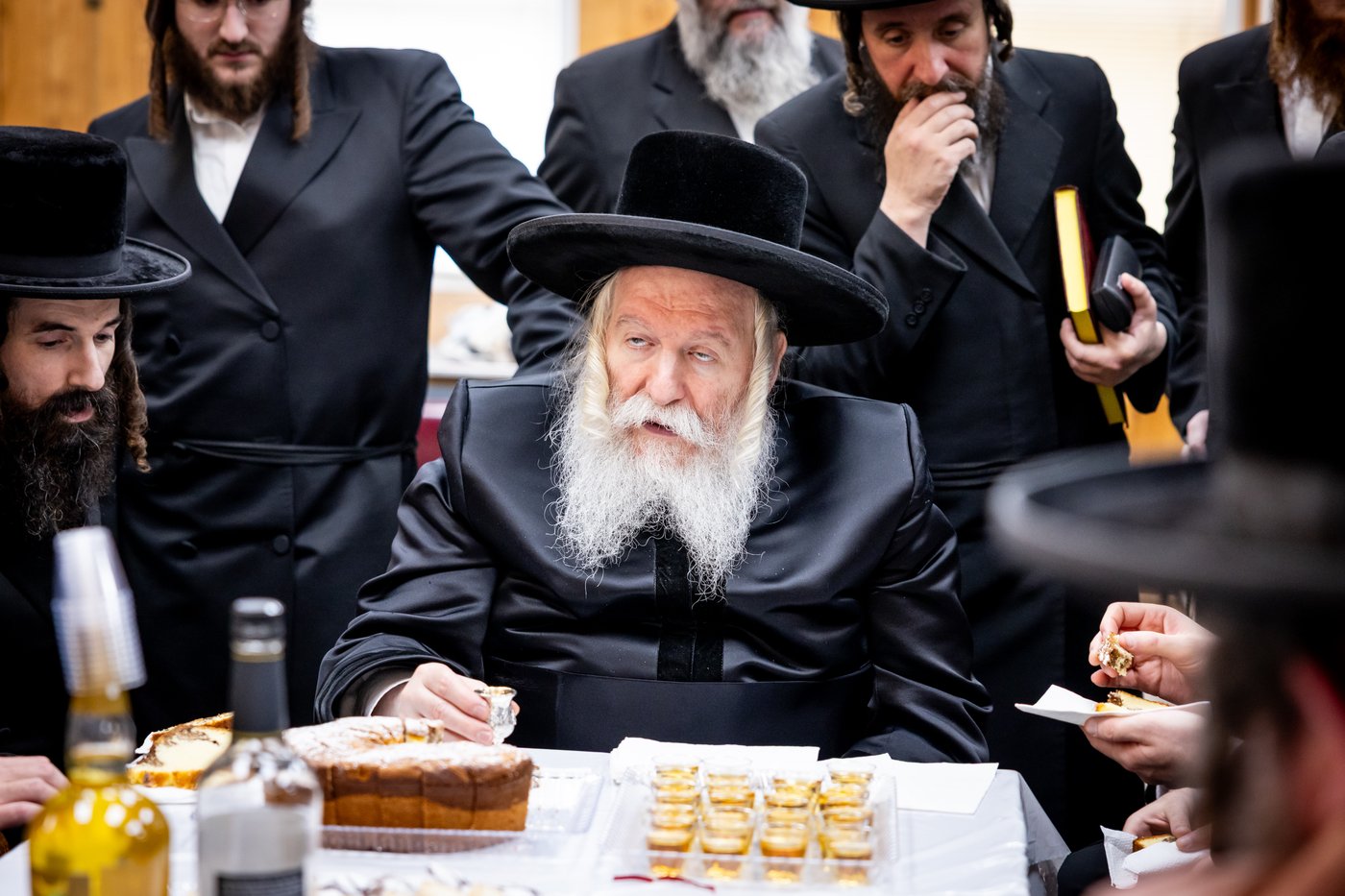 האדמו"ר מבאבוב ביום היא"צ של אמו הרבנית ע"ה