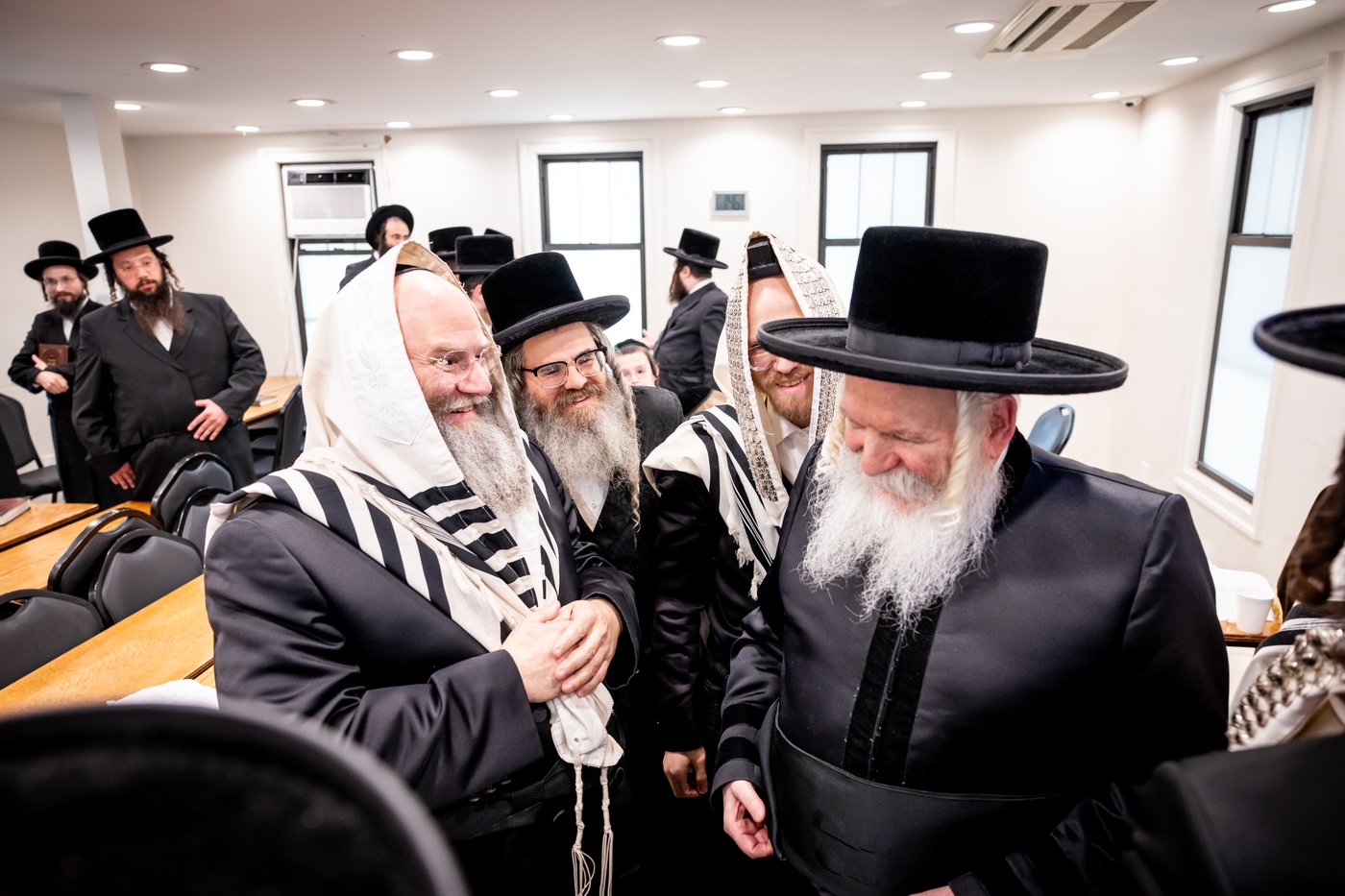 האדמו"ר מבאבוב ביום היא"צ של אמו הרבנית ע"ה