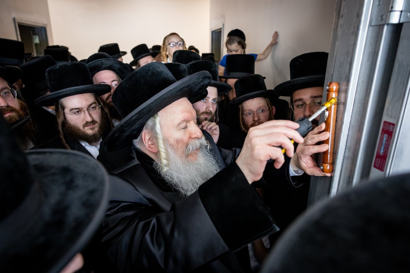 האדמו"ר מבאבוב ביום היא"צ של אמו הרבנית ע"ה