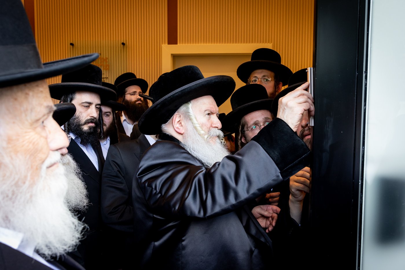 האדמו"ר מבאבוב ביום היא"צ של אמו הרבנית ע"ה