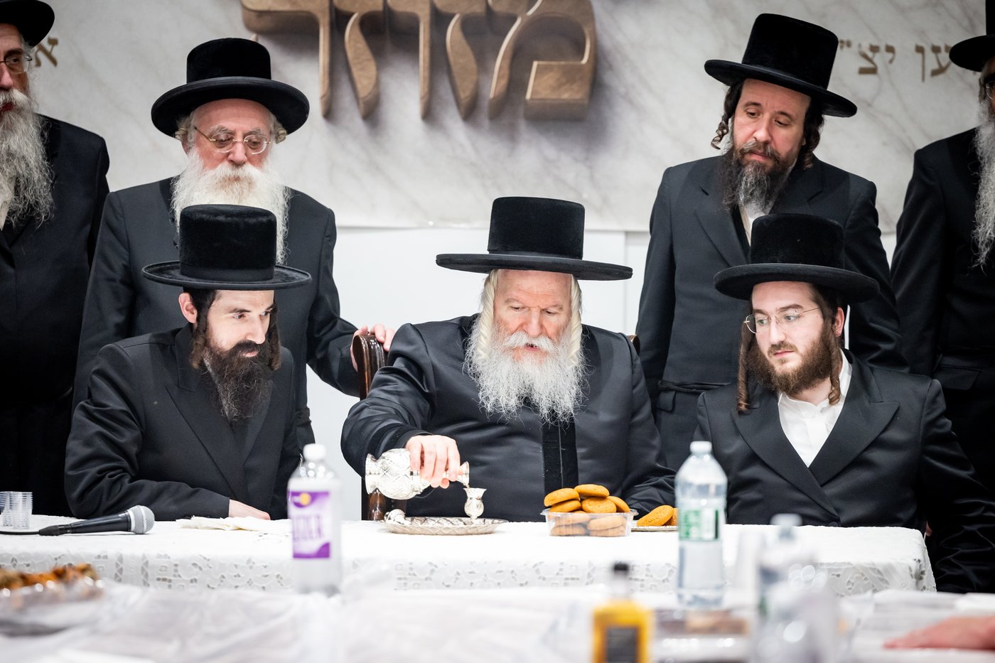 האדמו"ר מבאבוב ביום היא"צ של אמו הרבנית ע"ה