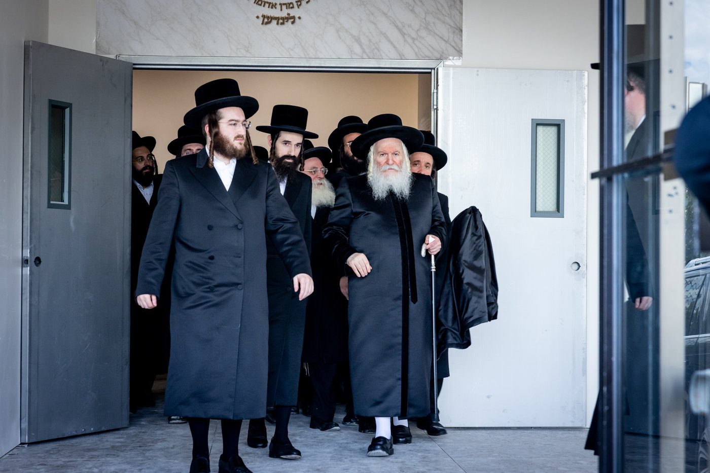 האדמו"ר מבאבוב ביום היא"צ של אמו הרבנית ע"ה