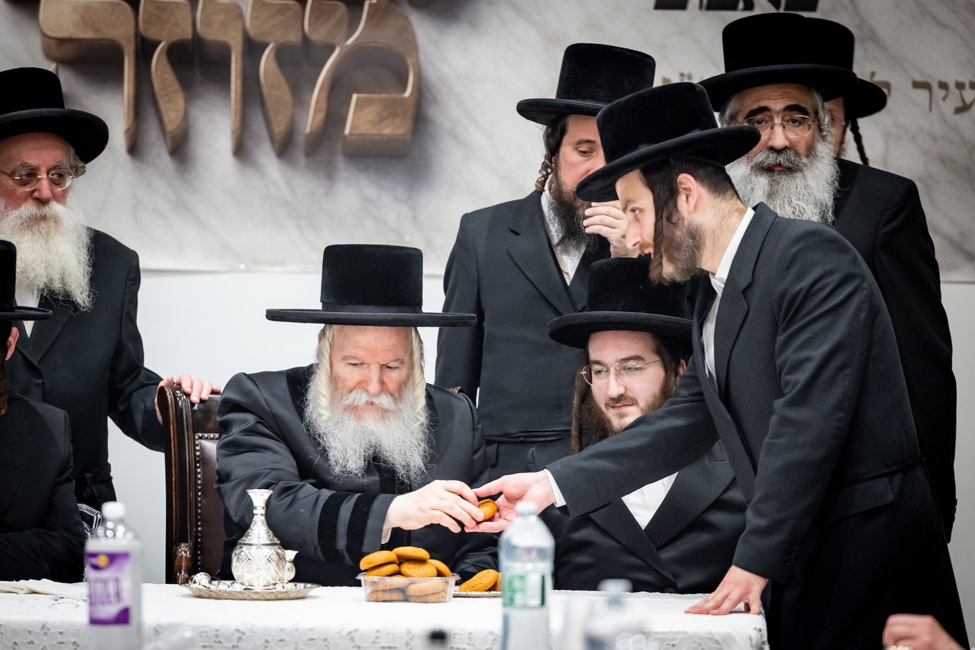 האדמו"ר מבאבוב ביום היא"צ של אמו הרבנית ע"ה