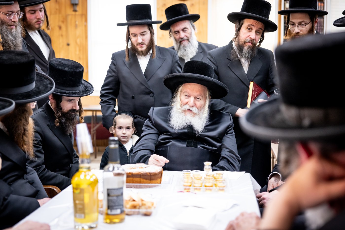 האדמו"ר מבאבוב ביום היא"צ של אמו הרבנית ע"ה