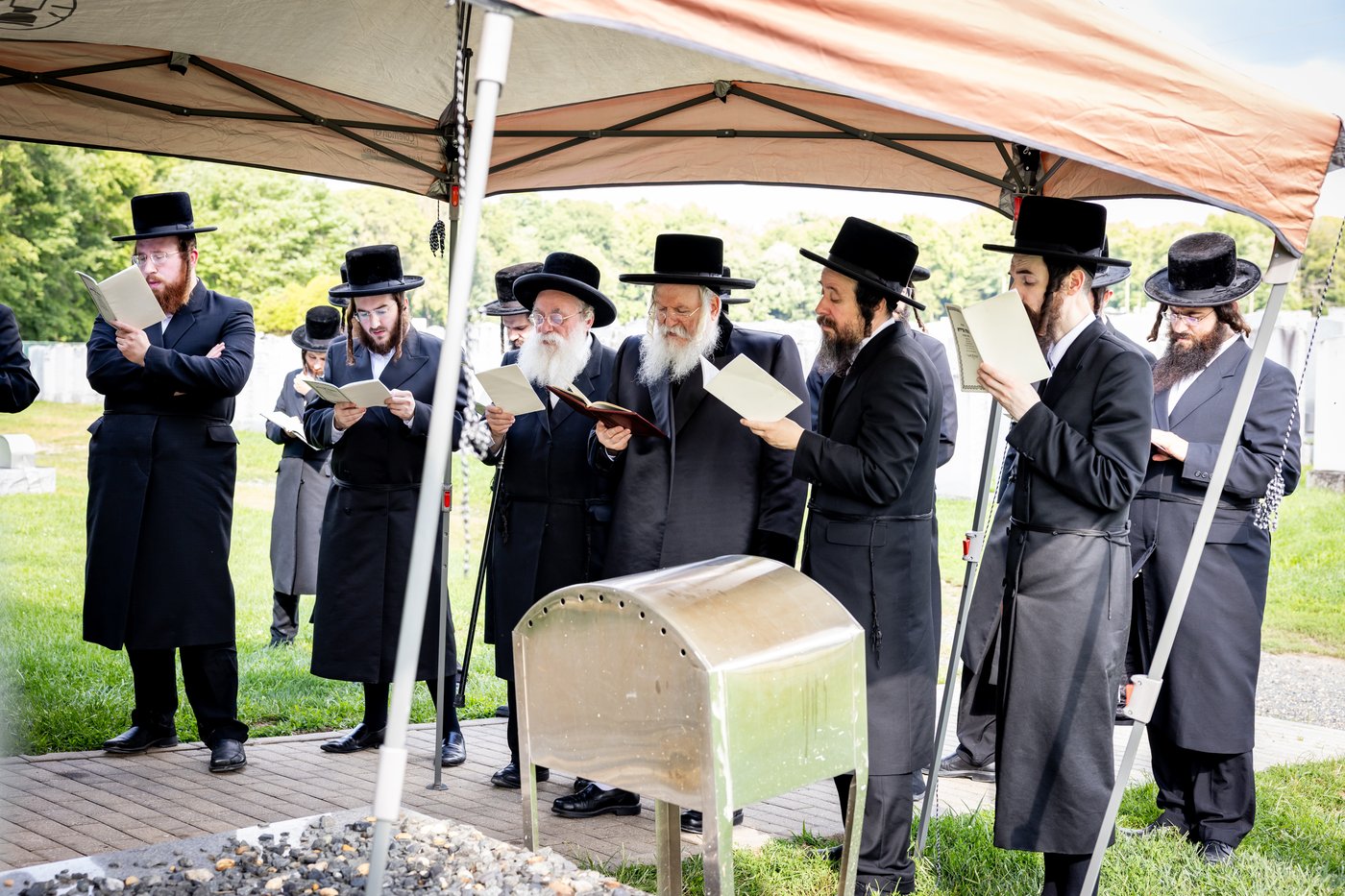 האדמו"ר מבאבוב ביום היא"צ של אמו הרבנית ע"ה