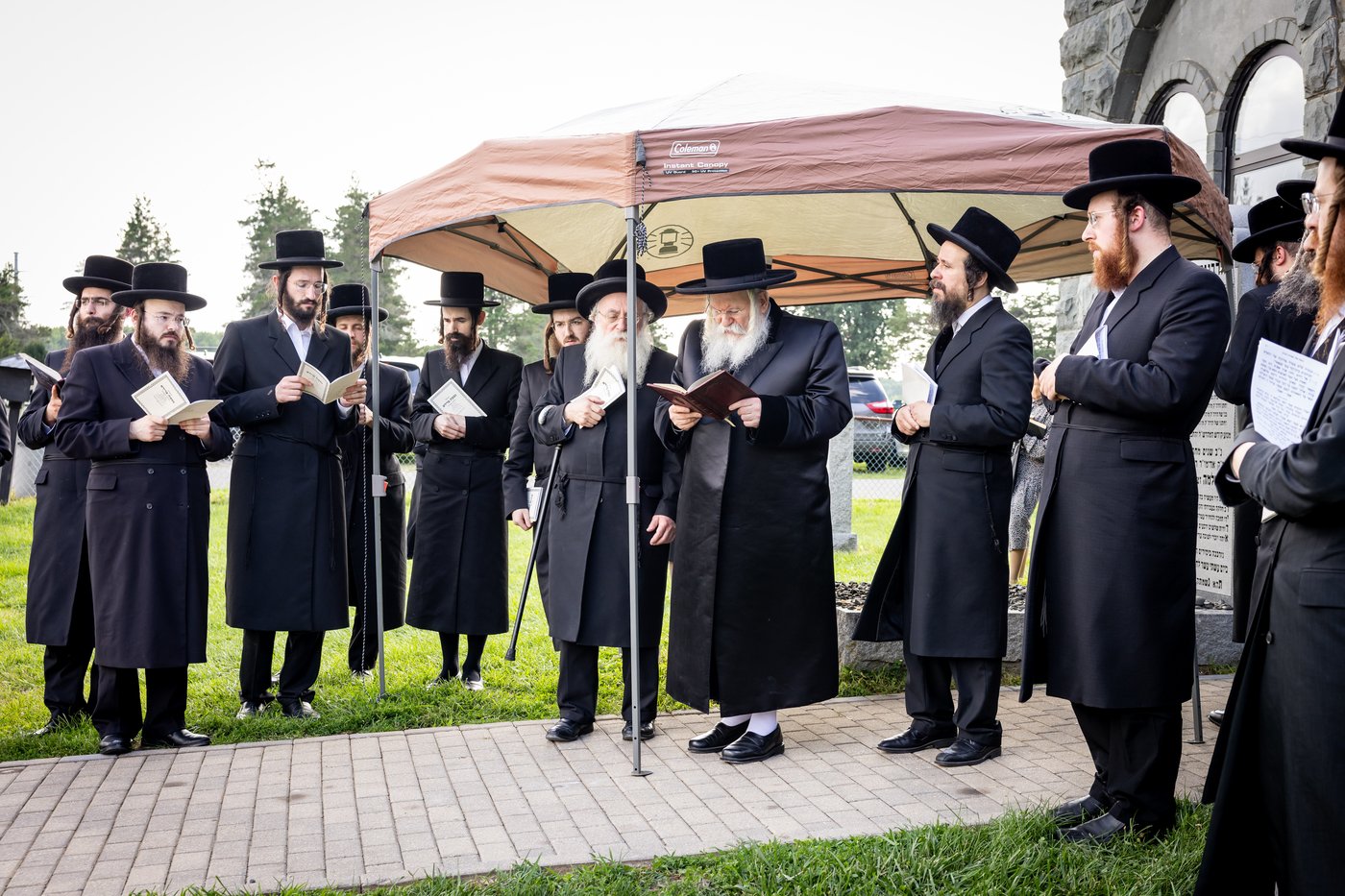 האדמו"ר מבאבוב ביום היא"צ של אמו הרבנית ע"ה