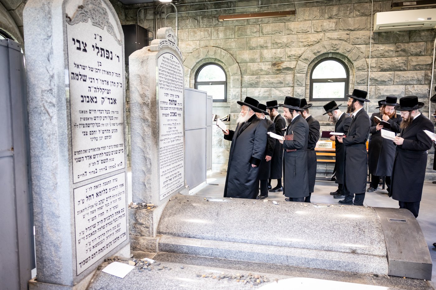 האדמו"ר מבאבוב ביום היא"צ של אמו הרבנית ע"ה