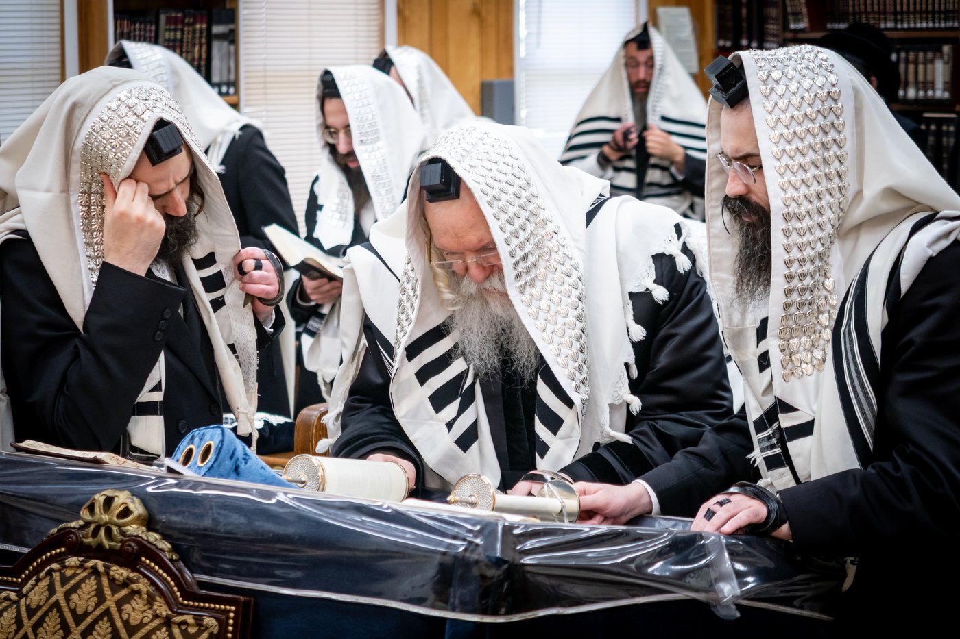 האדמו"ר מבאבוב ביום היא"צ של אמו הרבנית ע"ה