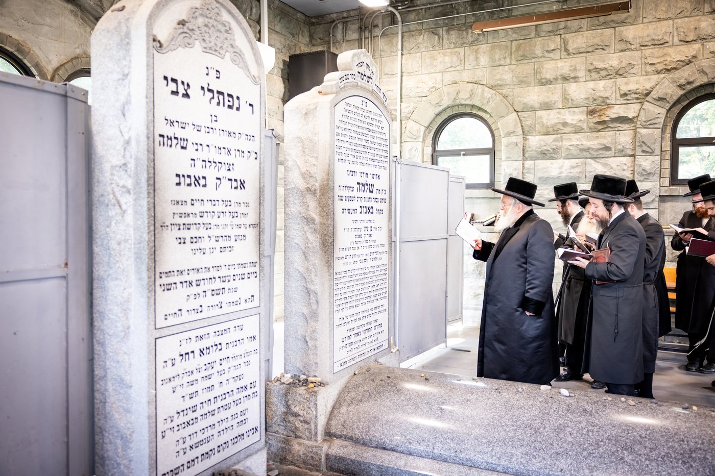 האדמו"ר מבאבוב ביום היא"צ של אמו הרבנית ע"ה