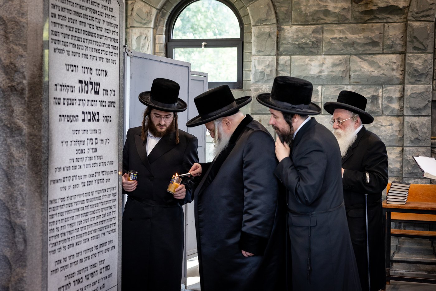 האדמו"ר מבאבוב ביום היא"צ של אמו הרבנית ע"ה