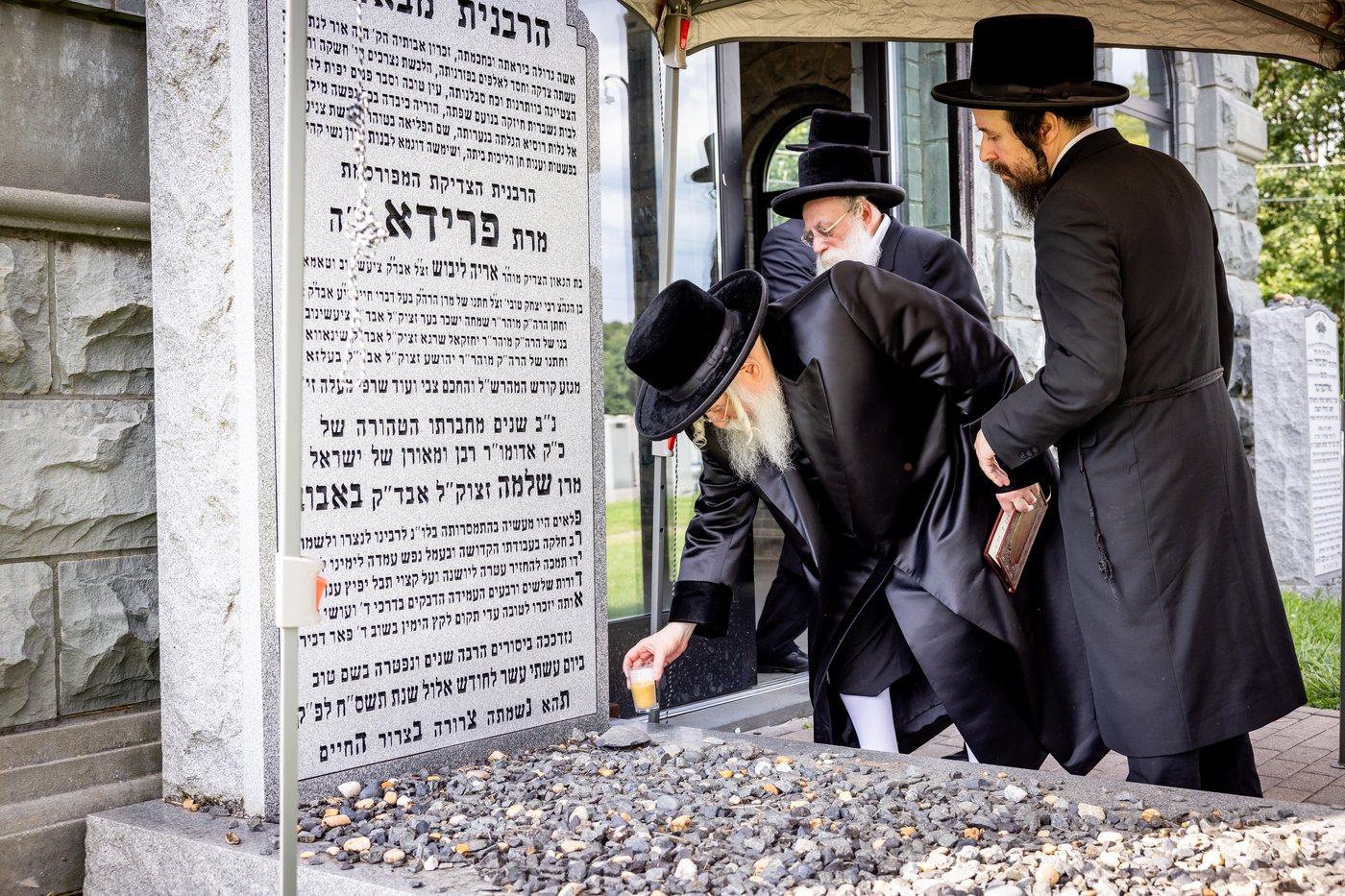 האדמו"ר מבאבוב ביום היא"צ של אמו הרבנית ע"ה