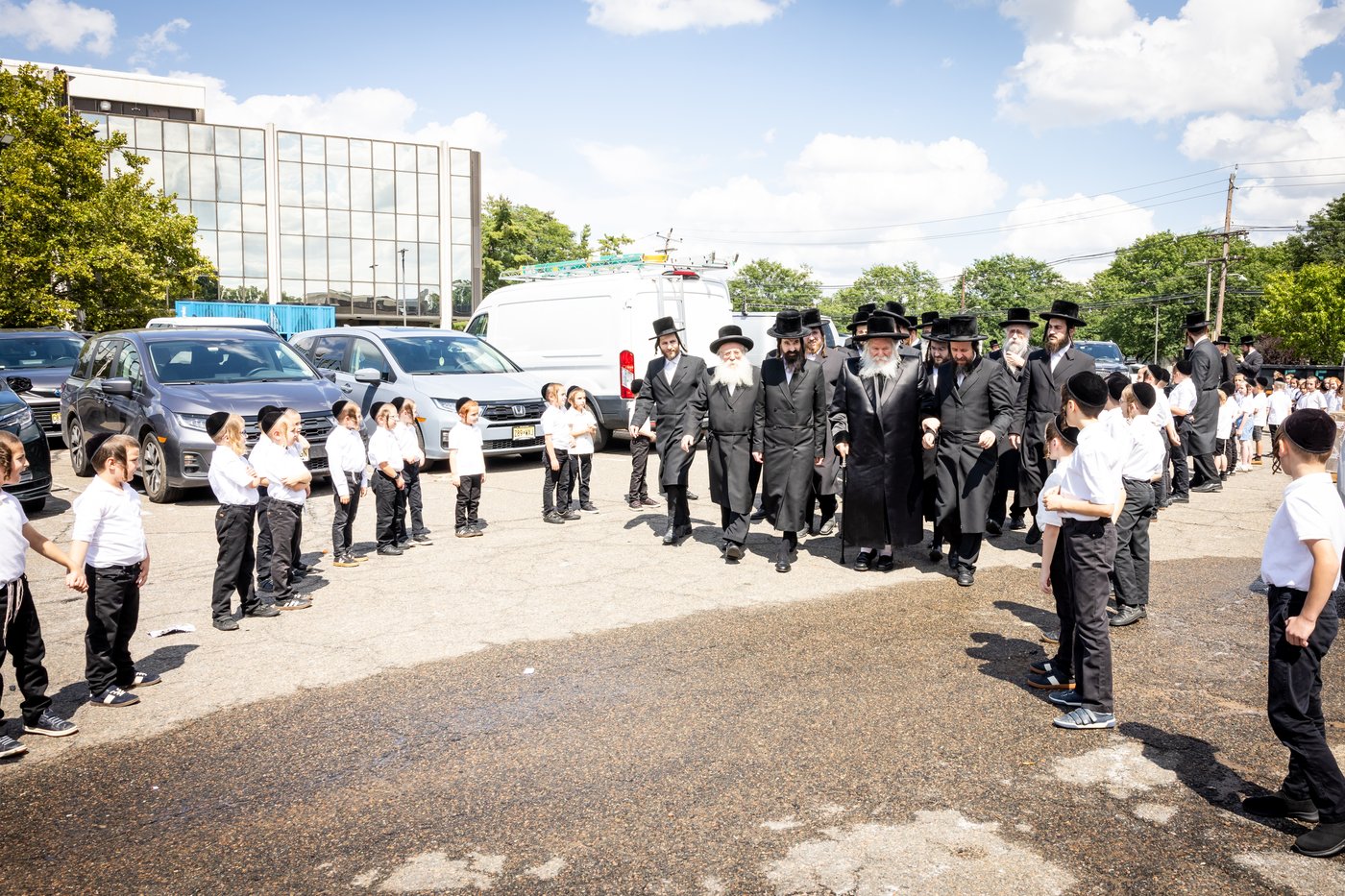 האדמו"ר מבאבוב ביום היא"צ של אמו הרבנית ע"ה