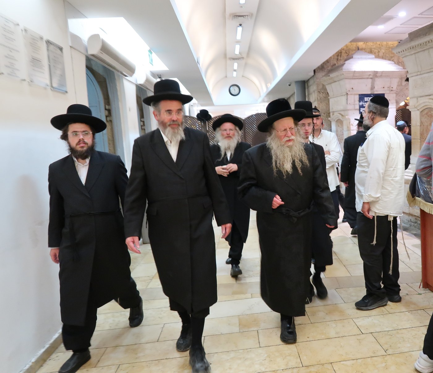 האדמו"ר מקוזמיר בתפילה בקבר רחל