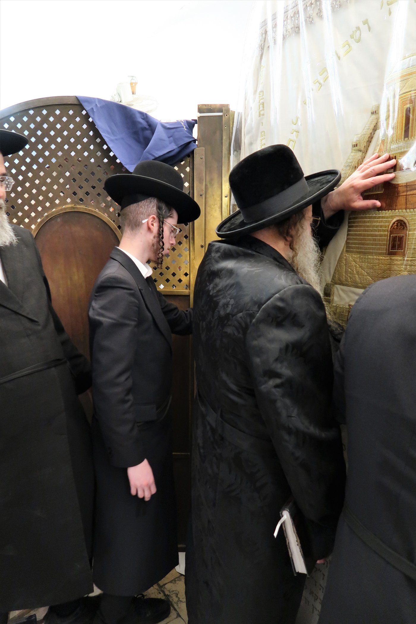 האדמו"ר מקוזמיר בתפילה בקבר רחל
