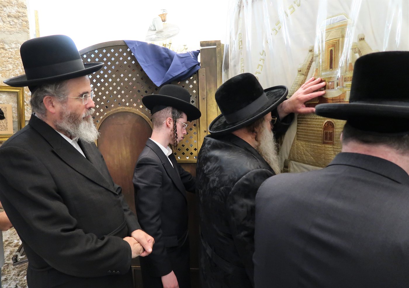 האדמו"ר מקוזמיר בתפילה בקבר רחל