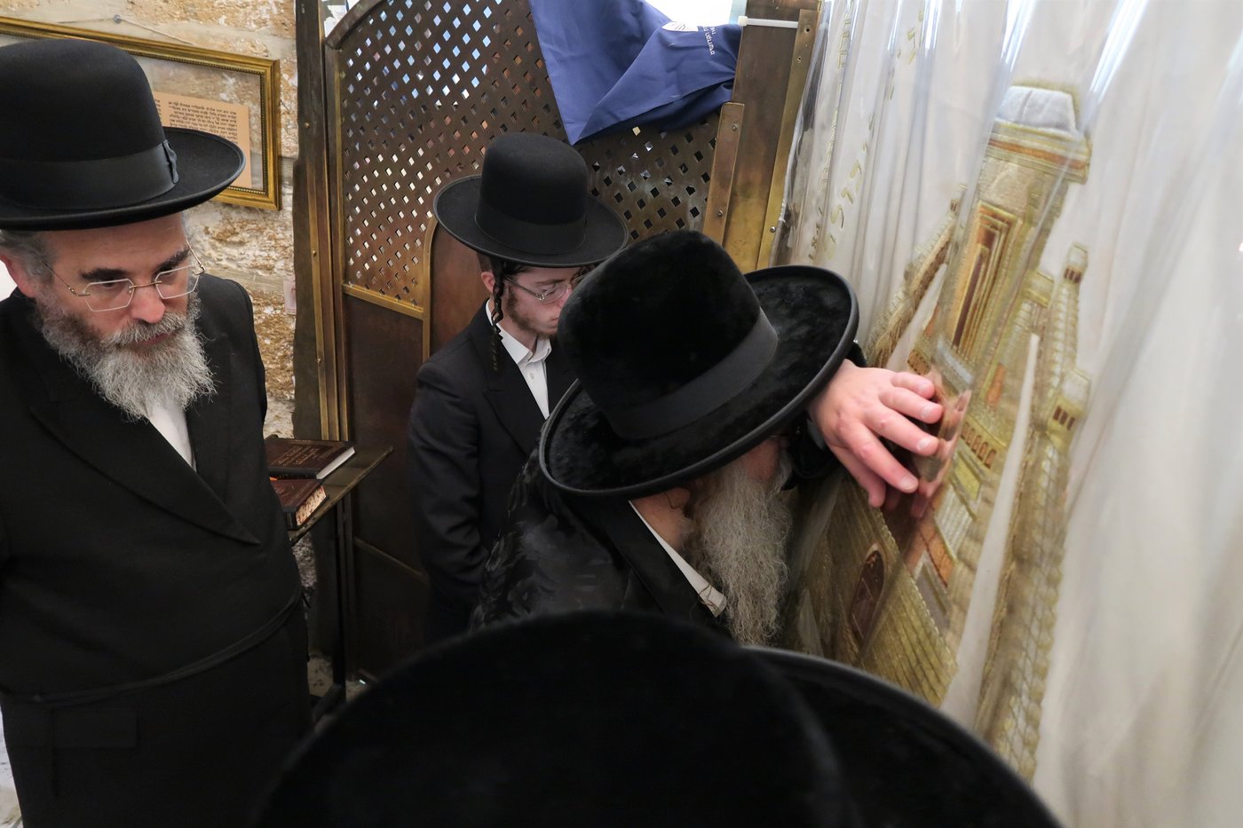 האדמו"ר מקוזמיר בתפילה בקבר רחל