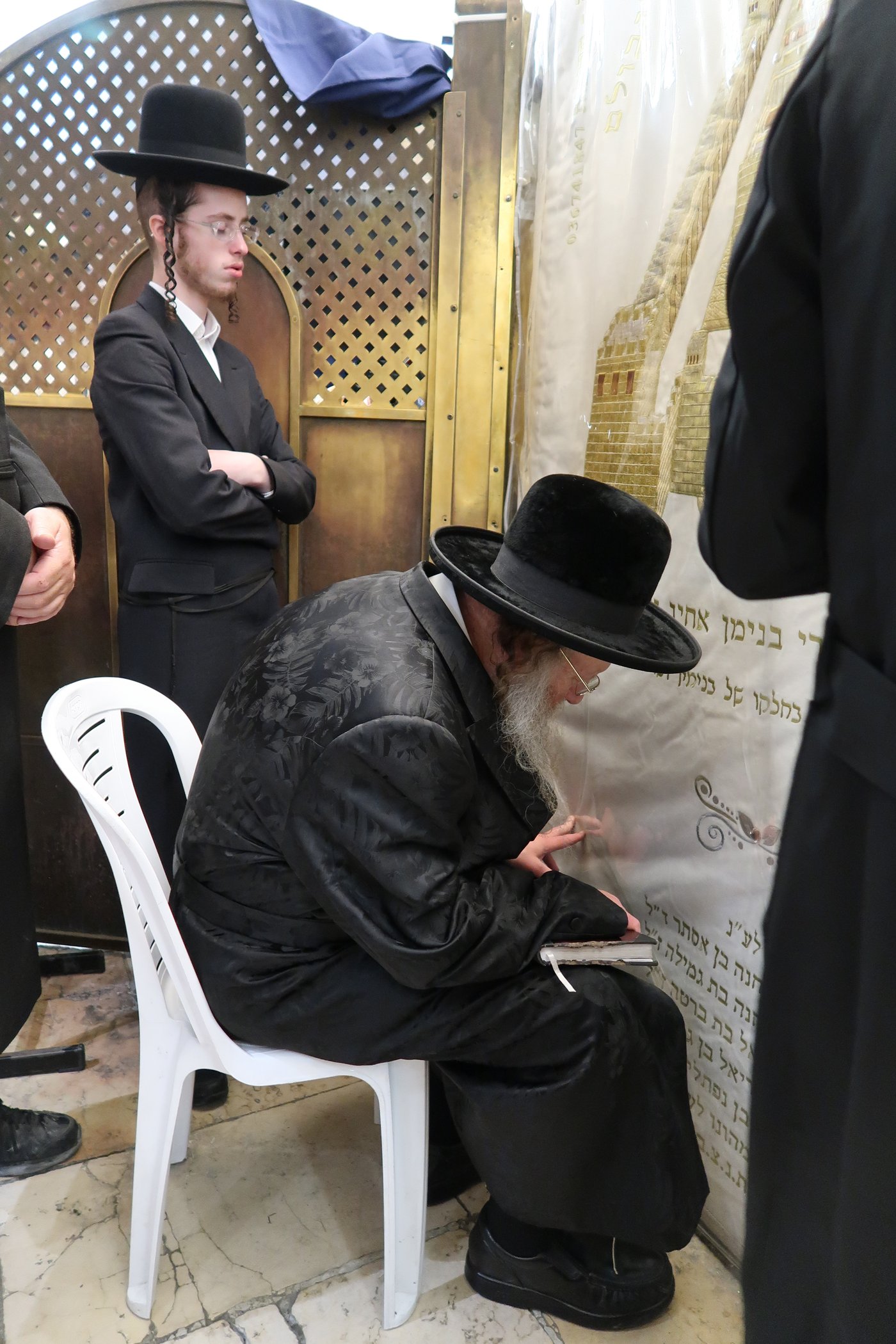 האדמו"ר מקוזמיר בתפילה בקבר רחל