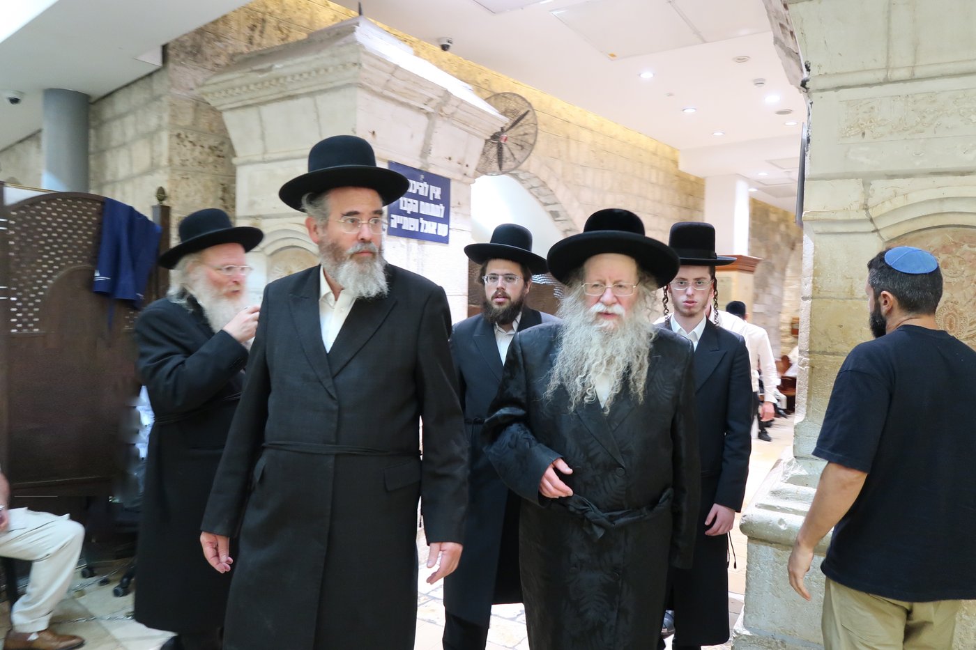 האדמו"ר מקוזמיר בתפילה בקבר רחל