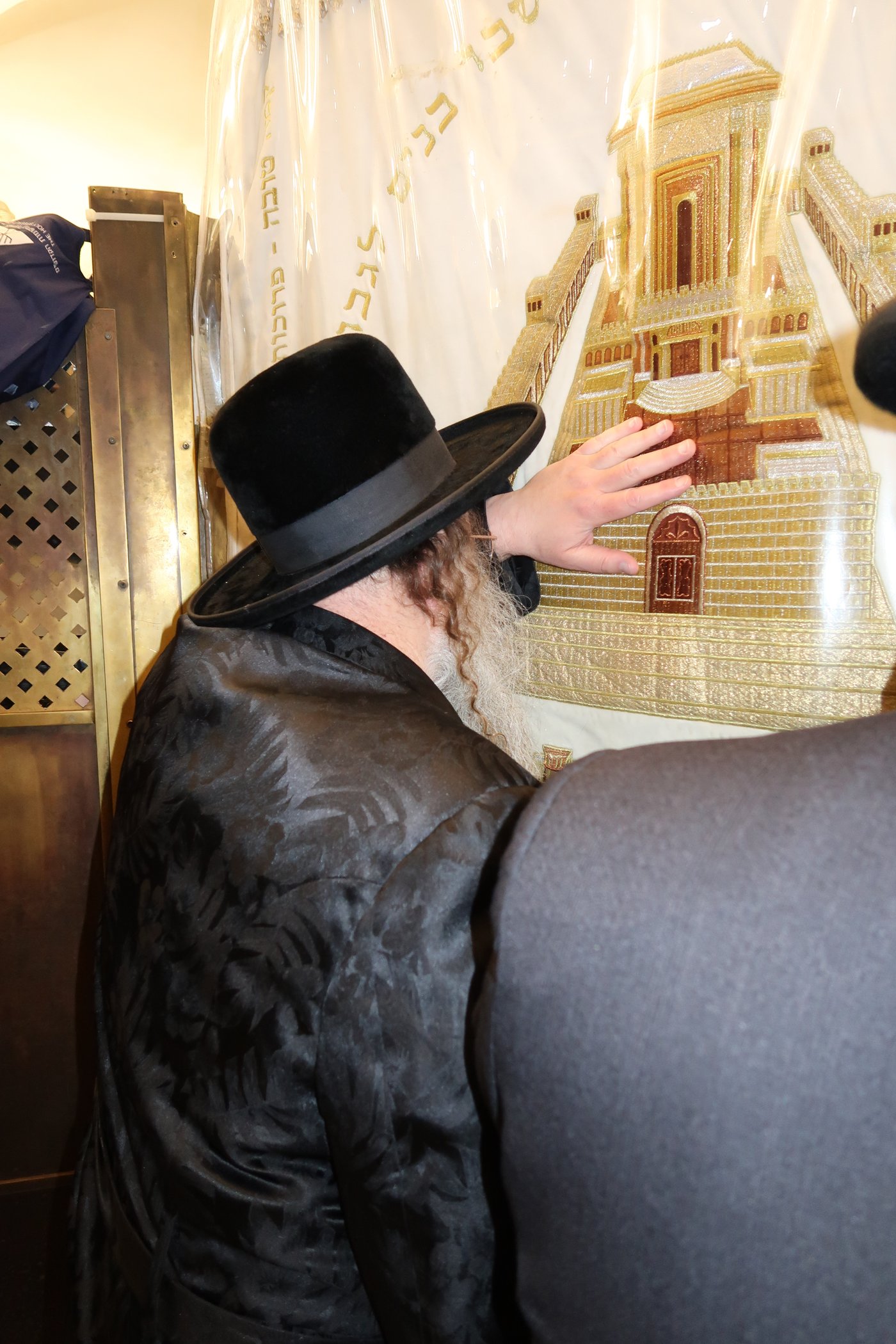 האדמו"ר מקוזמיר בתפילה בקבר רחל