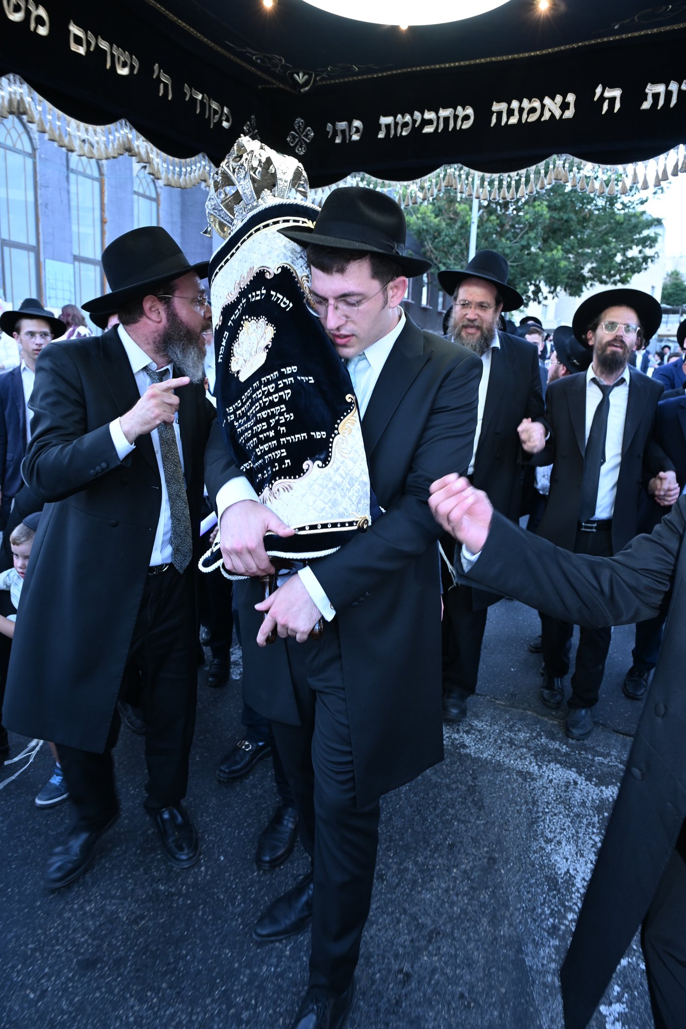 הכנסת ס"ת לישיבת בית אשר